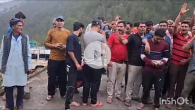 डुंडा: पटूड़ी गांव के ग्रामीणों ने सड़क व नेटवर्क नहीं होने पर नारेबाजी कर किया प्रदर्शन, कहा- वोट नहीं #jansamasya