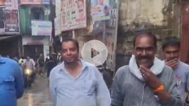 अमरोहा: अमरोहा नगर में बरसात के बाद ईओ ने सड़कों पर उतरकर सफाई कर्मियों को दिए निर्देश