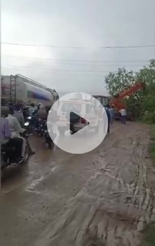 घाटमपुर: अज्योरी गांव में हाईवे पर गिरा शीशम का पेड़, बड़ा हादसा टल गया, 2 किलोमीटर लंबा जाम