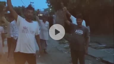 अमरोहा: गांव पीठखेड़ा में संस्था द्वारा गांव में तोड़ी गई सड़कों व पेयजल आपूर्ति को लेकर ग्रामीणों ने किया जोरदार प्रदर्शन