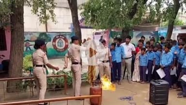 नवादा: नवादा में अग्नि सुरक्षा जागरूकता अभियान, 14 स्थानों पर मॉकड्रिल और 4 जगहों पर बैठक, लोगों को आग से बचाव के तरीके बताए गए