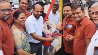 कोडरमा: कोडरमा उपायुक्त ने झंडा चौक पर रोटरी व्हील चक्र का अनावरण किया, जरूरतमंद महिलाओं को सिलाई मशीनें बांटीं