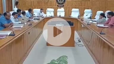 बहराइच: कलेक्ट्रेट सभागार में बैठक कर एडीएम ने दिव्यांग मतदाताओं के लिए बाधा रहित वातावरण तैयार करने के निर्देश दिए