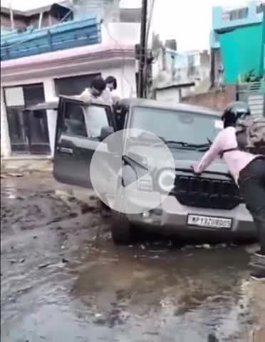 ग्वालियर गिर्द: ग्वालियर: शांति विहार में थार कार गड्ढे में फंसी, वीडियो आया सामने