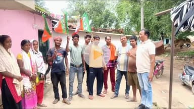 लोहरदगा: लोहरदगा जोरी पंचायत में भाजपा नेता पवन तिग्गा के नेतृत्व में चौपाल कार्यक्रम, केंद्र सरकार की योजनाओं पर चर्चा