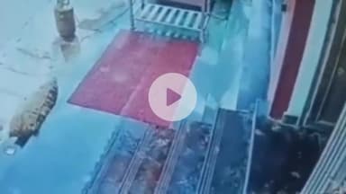 झांसी: रॉयल सिटी के पास रेस्टोरेंट की सीढ़ियों से गिरकर युवक की महज 2 सेकंड में मौत, घटना CCTV में कैद, वीडियो हुआ वायरल