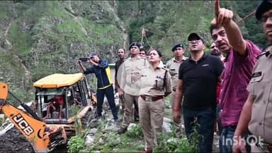डुंडा: डीएम ने सिलाई बैंड के पास भूस्खलन के बाद लापता लोगों की खोजबीन के लिए चलाए जा रहे रेस्क्यू अभियान का निरीक्षण किया
