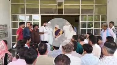 श्योपुर: लंबित मांगों को लेकर पटवारियों ने घेरा कलेक्ट्रेट, ट्रांसफर नीति पर जताया विरोध, 10 सूत्री ज्ञापन सौंपा