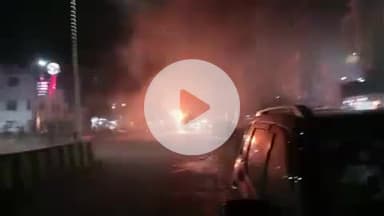 बहेड़ी: नैनीताल रोड स्थित ईदगाह के सामने डिवाइडर पर लगे खंभे में शॉर्ट सर्किट से लगी आग, वीडियो हुआ वायरल