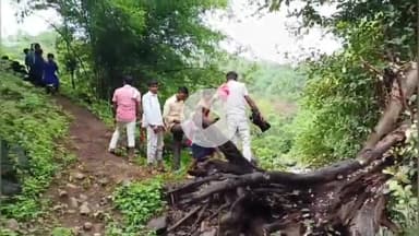 अक्कलकुवा: केलाखाडी पाड्यातील शाळेत जाण्यासाठी विद्यार्थ्यांच्या नदीवरून झाडाच्या फांदीला धरून जीवघेणा प्रवास #Jansamasya