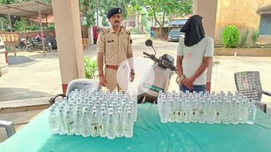 कुटुंबा: अंबा पुलिस ने देशी शराब के साथ स्कूटी सवार धंधेबाज को किया गिरफ्तार, झारखंड से शराब लेकर जा रहा था बिहार, भेजा गया जेल
