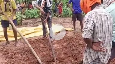 मुरहू: डोल्डा और पोटो गांव के बीच जंगल में दफनाया गया युवक का शव पुलिस ने ज़मीन खोदकर निकाला