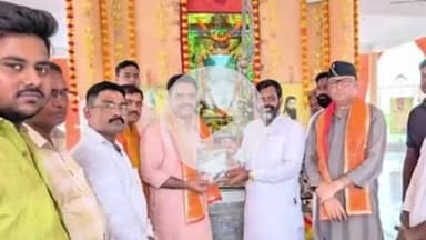 लहरतारा स्थित कबीर प्रकट स्थल में मंत्री असीम अरुण ने टेका मत्था