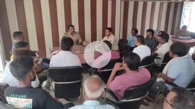 फरेंदा: बृजमनगंज थाना परिसर में थानाध्यक्ष सत्य प्रकाश सिंह ने व्यापारियों के साथ सुरक्षा और यातायात व्यवस्था पर चर्चा की