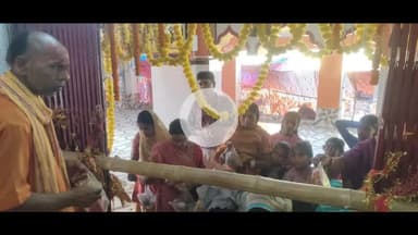 नबीनगर: मंगल बाजार में दूसरे सोमवारी को पूजन के लिए सोखा बाबा मंदिर में उमड़ी श्रद्धालुओं की भीड़