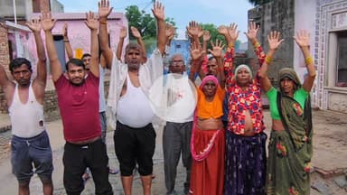 वैर: ललिता मूड़िया के अंदर प्रजापत कॉलोनी के आम रास्ते में जलभराव, ग्रामीणों ने किया प्रदर्शन