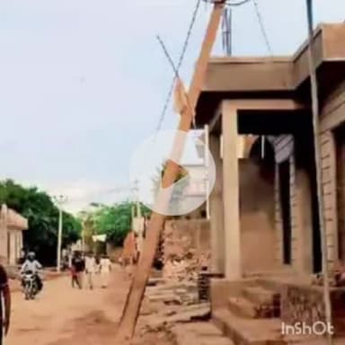 आहोर: अवैध बजरी से भरे ट्रैक्टर ने सड़क किनारे खड़े पोल को मारी टक्कर