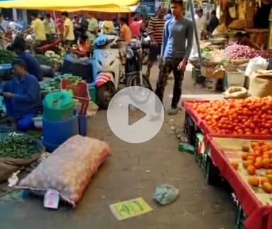 इचाक: डेली मार्केट में गंदगी के बीच सब्जी बेचने को मजबूर किसान