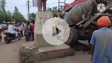 खुरई: स्टेशन रोड पर राजीव गाँधी मूर्ति के चबूतरे से टकराई मिक्चर मशीन, मूर्ति टूटने से बची, कांग्रेस ने साजिश का आरोप लगाया