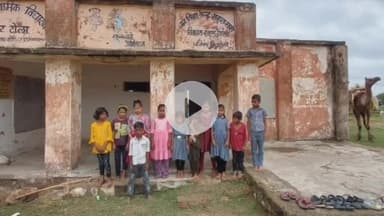 चितरंगी: प्राथमिक पाठशाला प्लाट टोला की जर्जर इमारत, शिक्षक जान जोखिम में डालकर बच्चों को करा रहे अध्ययन