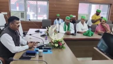 जौनपुर: कलेक्ट्रेट सभागार में डीएम ने किसानों के साथ की बैठक, किसानों को आश्वस्त करते हुए कहा कि मिलेगा पूरा मुआवजा