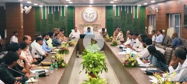 जौनपुर: कलेक्ट्रेट सभागार में बैठक, DM ने कहा- सड़कों पर न चलने पाए अनफिट वाहन