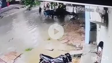 सासाराम: बौलिया रोड पर पानी भरे गढ्ढे में गिरा बच्चा, स्थानीय लोगों ने बचाई जान