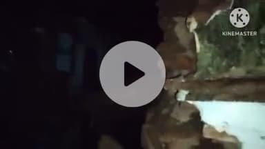 खुरई: तेज बरसात से तलैया के पास पुराना जर्जर मकान गिरा, कोई चपेट में नहीं आया, गली का रास्ता बंद