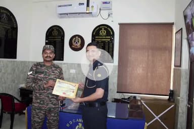 पचोर: ऑपरेशन सिंदूर में भाग लेने वाले सैनिक दीपक नागर को लेफ्टिनेंट कर्नल भंडारी ने प्रशस्ति पत्र देकर सम्मानित किया