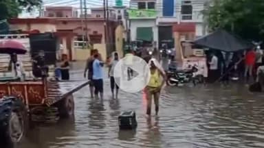 धनौरा: गजरौला मंडी समिति में जल भराव होने के कारण रोड पर लगी आम की मंडी, लगा भीषण सड़क जाम