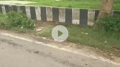 एक तरफ शहर बदल रहा है तो दूसरी तरफ महक(बदबू) रहा है।