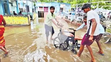 क्या किसी नेता का जमीर और इंसानियत जिंदा है?गोपालगंज का सांसद,विधायक या मंत्री इस व्हीलचेयर पर होता तो कैसा लगता।

इंसान