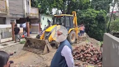 देहरादून: जाखन क्षेत्र में बारिश से हुए नुकसान का निरीक्षण करने पहुंचे कैबिनेट मंत्री गणेश जोशी, दिए निर्देश