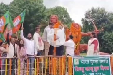 कांके: सिदो-कान्हू पार्क में बीजेपी नेताओं ने शहीद सिदो-कान्हू की प्रतिमा पर माल्यार्पण कर दी श्रद्धांजलि