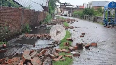 रामपुर: अरोमा होटल के पास नाले के पानी के कारण गिरी गैराज की 150 फीट लंबी दीवार, लोगों ने कहा- ठीक से नहीं होती नाले की सफाई