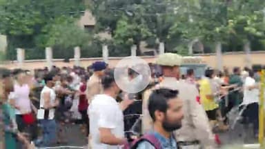 Aaj Jammu Mein Kafi shradhalu ki Bheed ki vajah se prashasan ko chalane Pade Lat
#jammu#shradhalu