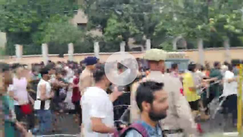 Aaj Jammu Mein Kafi shradhalu ki Bheed ki vajah se prashasan ko chalane Pade Lat
#jammu#shradhalu