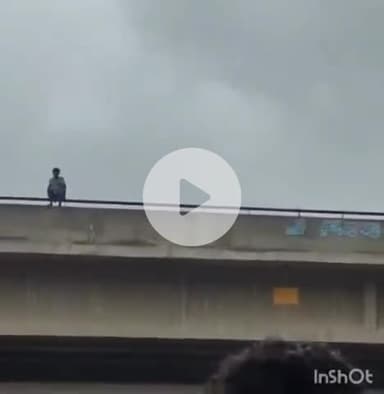 आगरा: पत्नी से विवाद के बाद युवक ने इनर रिंग रोड स्थित फ्लाईओवर से कूदने का प्रयास किया, वीडियो वायरल, पुलिस ने बचाया