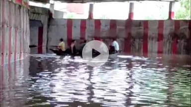 मऊरानीपुर: गरौठा मार्ग पर बने रेलवे अंडर ब्रिज में भरा पानी,लोगो ने नाव चलाकर किया विरोध प्रदर्शन,पानी भरने से परेशानी,#jansamasya