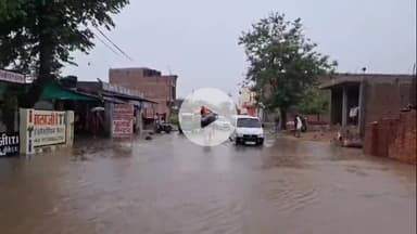 झांसी: पुनावली में आफत की बारिश, सड़कें कटीं, तीन फीट तक डूबा रास्ता