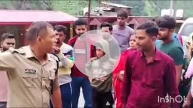 राजगढ़ी: यमुनोत्री हाईवे पर सिलाई बैंड के पास वास आउट मार्ग से पुलिस यात्रियों की सुरक्षित आवाजाही करा रही है