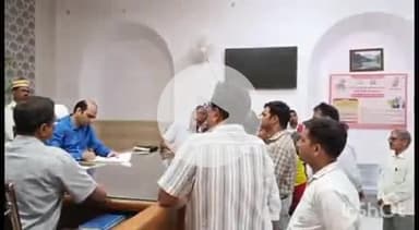 प्रतापगढ़: ज़िला कलेक्ट्रट परिसर में डीएम ने फरियादियों की समस्याएं सुनीं