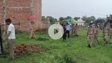 झांसी: गैंगस्टर के आरोपी रमेश चंद्र गुप्ता की दिगारा स्थित 31 करोड़ 86 लाख से अधिक की संपत्ति को झांसी पुलिस ने किया कुर्क