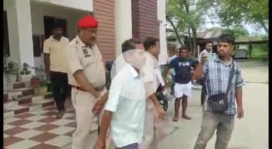সৰ্থেবাৰী: সৰ্থেবাৰীৰ আমৃখোৱাত বিহ দি শ শ কপৌ চৰাই হত্যা কৰা নৃপেন ডেকাক গ্ৰেপ্তাৰ কৰি আদালতত হাজিৰ কৰায় আৰক্ষীয়ে
