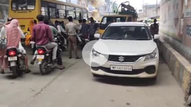 पचोर: पचोर नगर के टेंशन चौराहा अंडर ब्रिज के नीचे पशु बाजार से लगा लंबा जाम, रेंगते रहे स्कूली वाहन