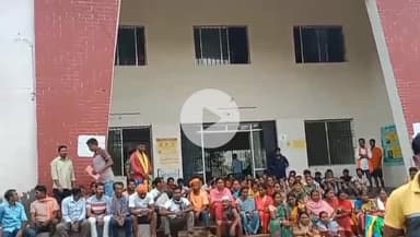 बूरमू: खखरा गांव के लोगों ने जमीन विवाद के मामले को लेकर अंचल कार्यालय का किया घेराव