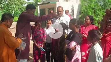 फरेंदा: आनंदनगर के प्राथमिक विद्यालय में नए छात्रों का स्वागत नगर पंचायत अध्यक्ष प्रतिनिधि राजेश जायसवाल ने किया