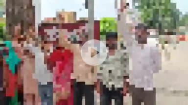 हसनपुर: एक गांव निवासी 6 बच्चों की मां प्रेमी के घर पहुंची, परिजनों ने नाबालिक बेटी को ले जाने का आरोप लगाते हुए थाने पर किया प्रदर्शन