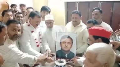 नौगावां सादात: तहसील क्षेत्र में पूर्व मुख्यमंत्री अखिलेश यादव का मनाया गया जन्मदिन, सपा कार्यकर्ताओं ने रक्तदान शिविर का किया आयोजन