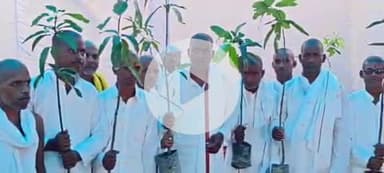 पूर्णिया पूर्व: चांदी आगाटोला में पिता के श्राद्धकर्म पर बेटों की अनोखी पहल, बांटे फलदार पौधे